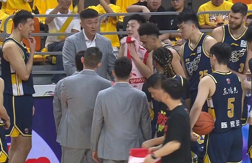 九游娱乐app下载-广东男篮击败北京，杜锋赛后阴阳对手，球员评分：张皓嘉9.8分！