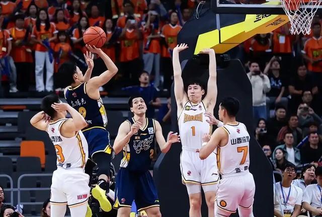 九游娱乐官方入口-CBA8进4抢三大战！京粤加时绝杀后，谁能拿下最后四强席位？